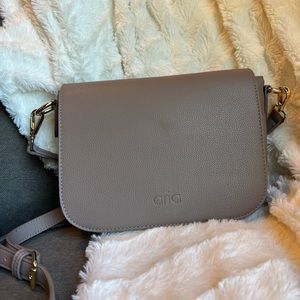 Hi, Aria Cleo in Pebble